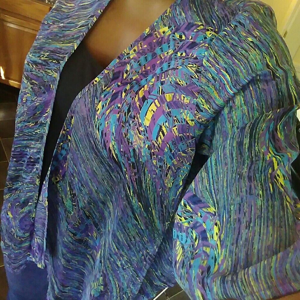 Open, buttonless blouse